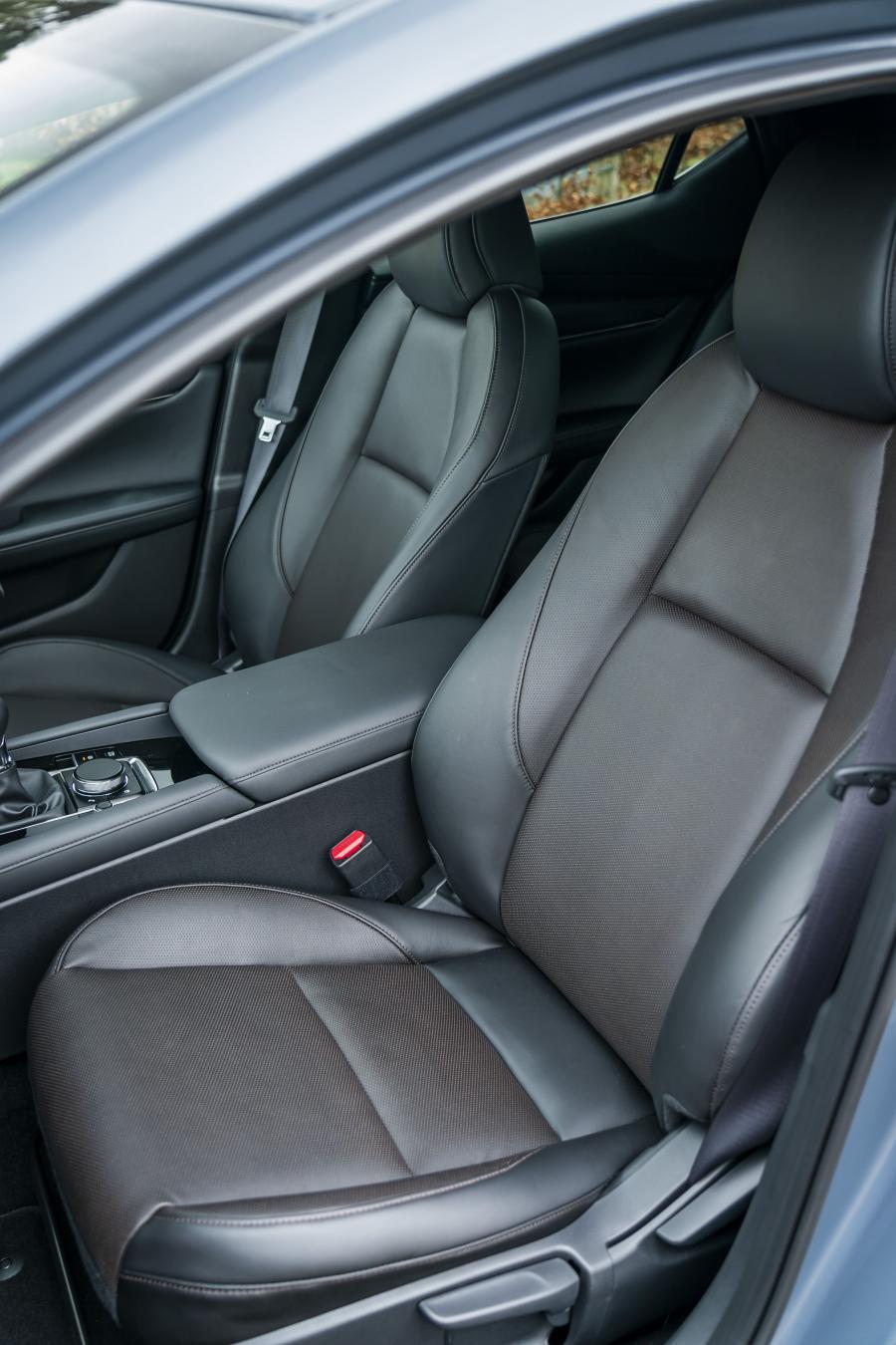 Интерьер Mazda3 Skyactiv-G GT Sport Hatchback 2019 года  (UK) (фото 60 из 83)